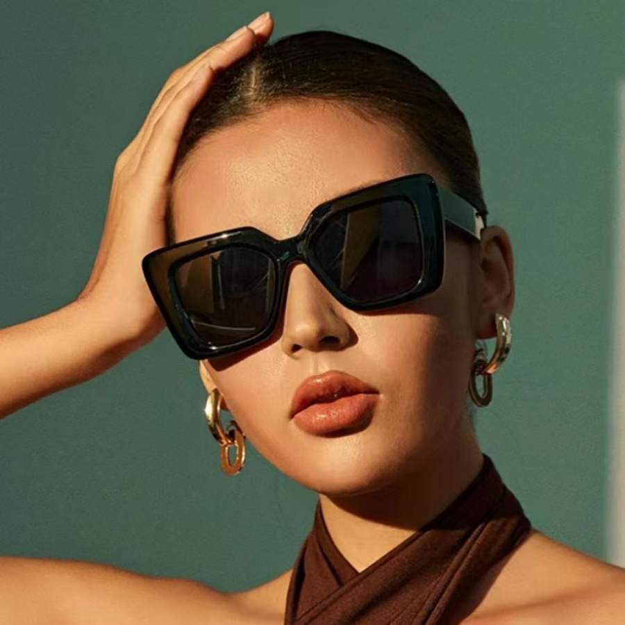Large-frame Simple and Stylish Square Sunglasses for Women