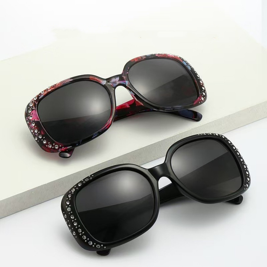 Fashionable Sunglasses with Rhinestones